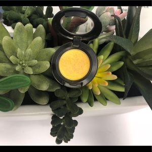 MAC EYESHADOW- Going Bananas (lightly used)